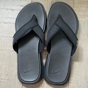 Black Nike Flip flops